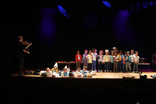 250 enfants chantent Prévert